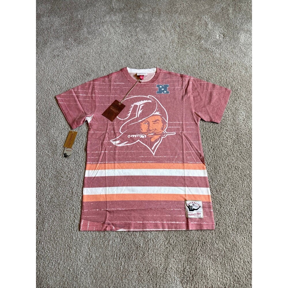 Tampa Bay Buccaneers Vintage Style Mitchell and Ness NWT Men’s Shirt Size Small